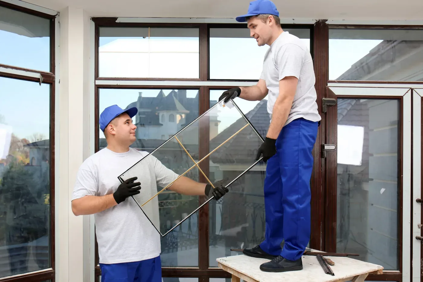 Mesure d'une feuillure avant remplacement de double vitrage dans le sud du 92